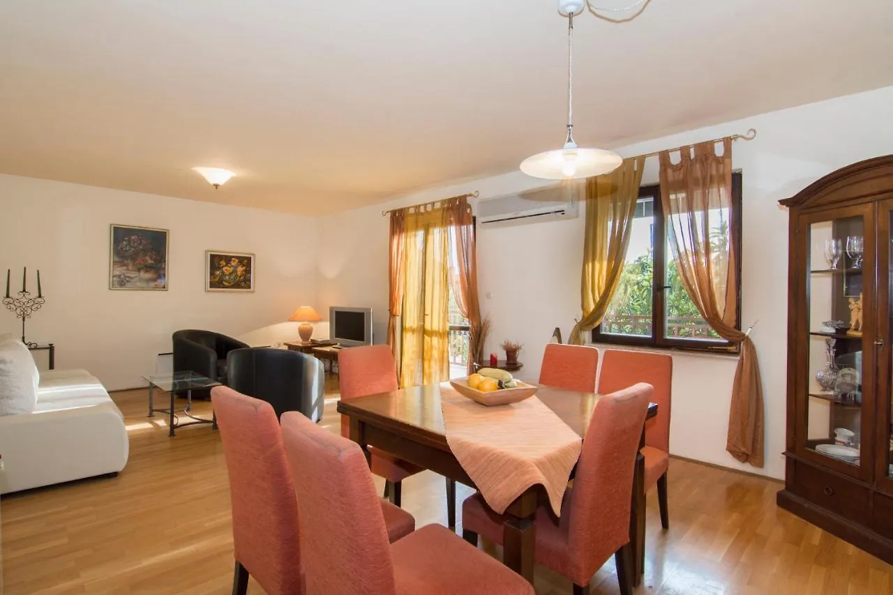 Apartments Emil 769 Fažana